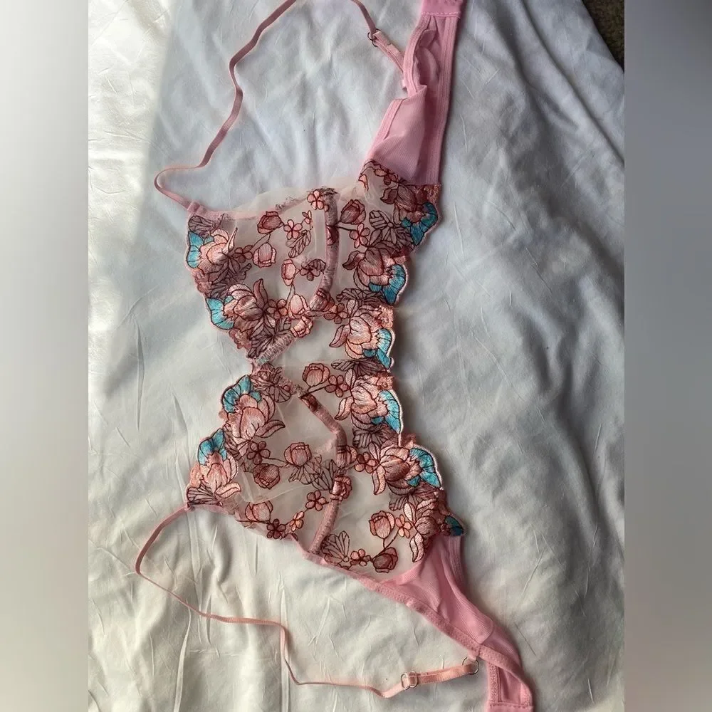 new, 2 piece bra and thong set made of thin tulle and embroidery